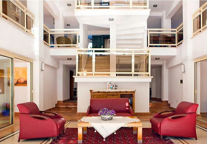 Adora Hotell
